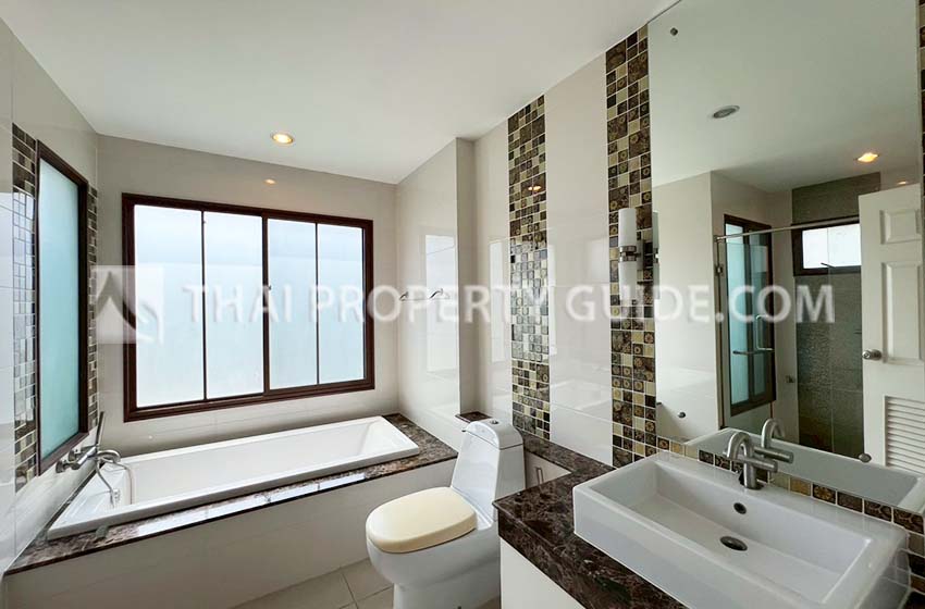 House with Shared Pool in Bangnatrad 